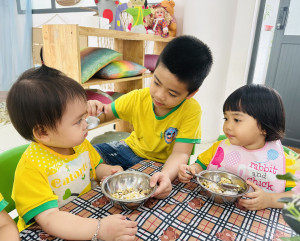 HOẠT ĐỘNG TỔ CHỨC BỮA ĂN CHO TRẺ TẠI TRƯỜNG MẦM NON ĐA SỸ