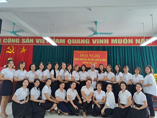 Tập thể CB, GV, NV nhà trường năm học 2022-2023